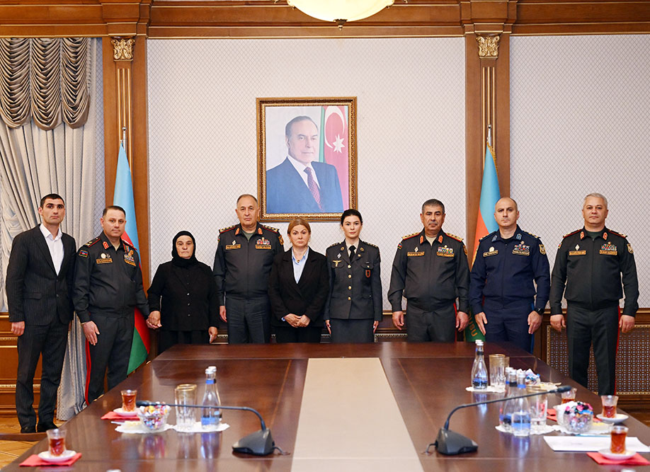 Müdafiə naziri Milli qəhrəmanlarımızın ailələlərinə medallar təqdim edib