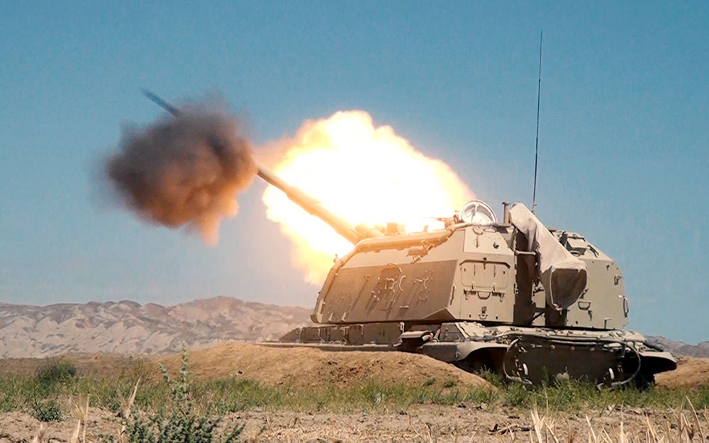 Artilleriyaçılar “Msta-S” özüyeriyən haubitsalardan döyüş atışları keçiriblər - VİDEO